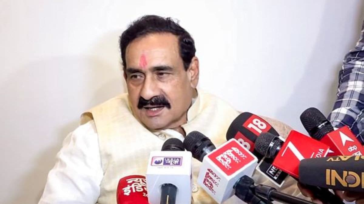 मीडिया से बात करते नरोत्तम मिश्रा