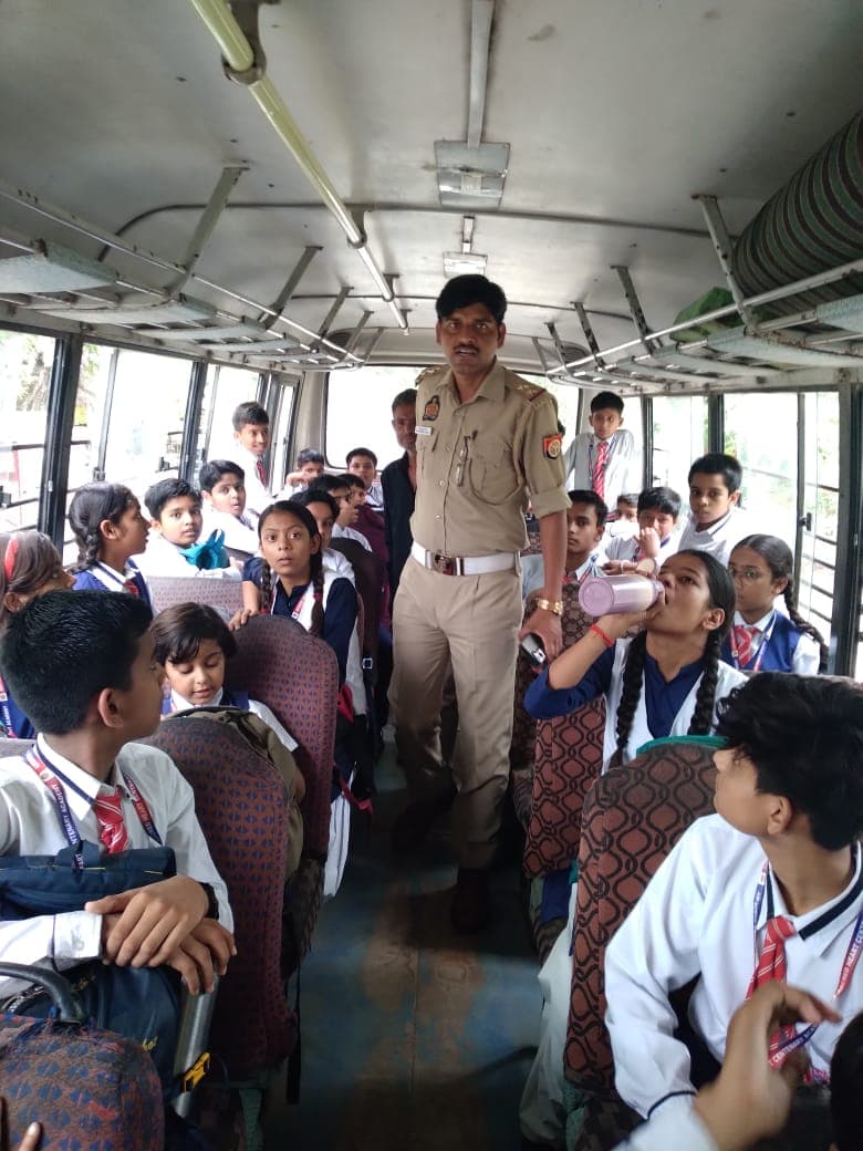 स्कूली वाहनों की जांच पड़ताल करते यातायात प्रभारी
